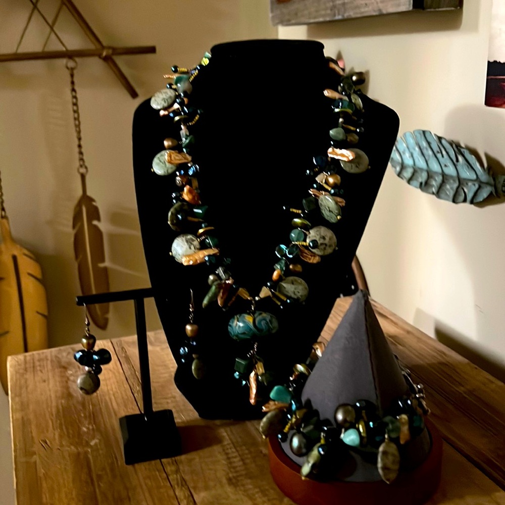 Beautiful Multi-Bead, Stone And Shell Natural Sta… - image 1